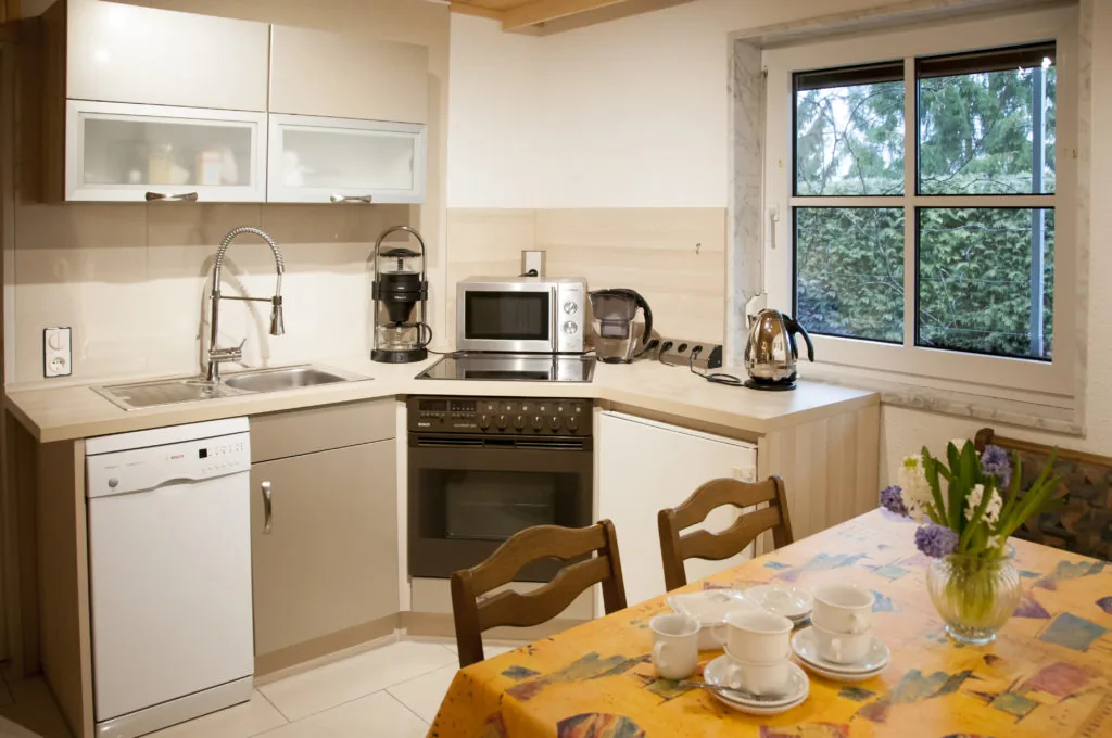 Voll ausgestattete Küche der Ferienwohnung mit Esstisch