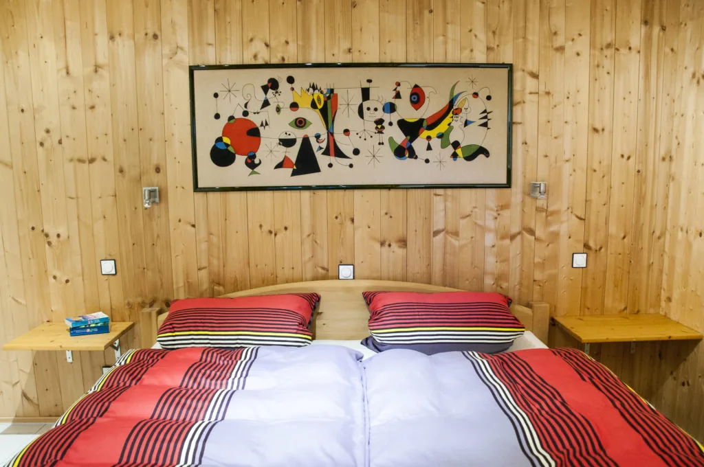 Allergikergerechtes Schlafzimmer mit Doppelbett