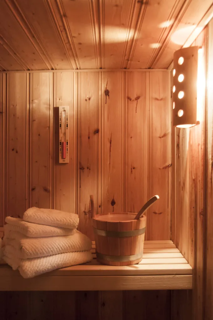 Finnische Sauna aus Holz mit gedämpftem Licht